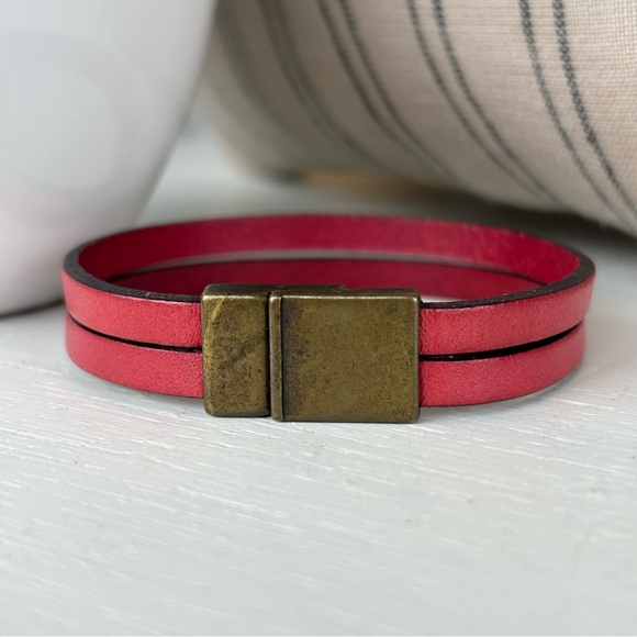 Women’s Leather Jewelry Leather Bracelet Magnetic Clasp - Picture 1 of 4